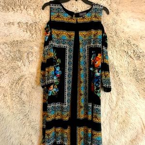 Used women's dress. Great with sandals. No accessories needed❤️